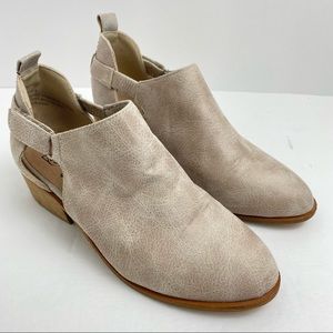 Beast Fashion size 6 Tan Suede Heeled Ankle Booties